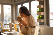 Schöne Frau beim Kaffee im Café — Stockfoto