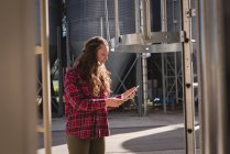Schöne Arbeiterin mit digitalem Tablet in Biogasanlage — Stockfoto