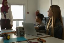Жіночий експериментального навчання студентів в інституті — стокове фото
