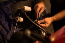Masculino mecânico de manutenção de um carro na garagem — Fotografia de Stock