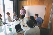 Empresários que discutem na reunião no escritório — Fotografia de Stock