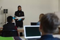 Ensino piloto feminino sobre avião modelo para crianças em instituto de treinamento — Fotografia de Stock