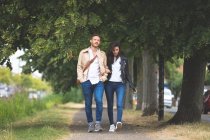 Coppia romantica passeggiando per strada in città — Foto stock