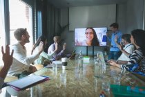 Ділові люди, які мають виклик на відеоконференцію в офісі — стокове фото