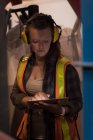 Trabalhadora bonita usando tablet digital no armazém — Fotografia de Stock