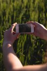 Nahaufnahme einer Frau, die Fotos von ihrem Handy macht — Stockfoto