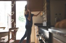 Donna in cerca di cibo in cucina a casa — Foto stock