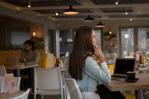 Junge Frau telefoniert in Café — Stockfoto