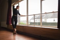 Ballerina practicing ballet dance in dance studio — Stock Photo