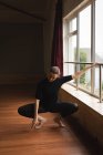Ballerina pratica danza classica in studio di danza — Foto stock