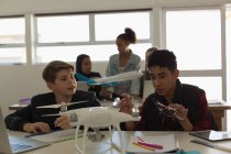 Studenti che discutono insieme su un modello di aeroplano in istituto di formazione — Foto stock