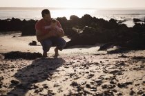 Buon padre con figlio divertirsi sulla spiaggia — Foto stock