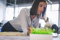 Durchdachte weibliche Führungskraft am Schreibtisch im Büro — Stockfoto