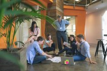 Empresários que discutem sobre documentos no escritório — Fotografia de Stock