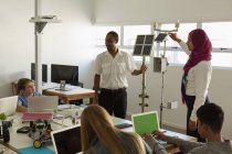 Чоловічий і жіночий пілот тренінг про сонячну панель для студентів навчального закладу — стокове фото