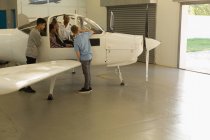 Pilot erklärt Kindern im Ausbildungsinstitut das Flugzeug — Stockfoto