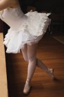 Niedriger Abschnitt der Ballerina, die am Fenster steht — Stockfoto