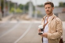 Smart-Mann benutzte Handy auf Bahnsteig am Bahnhof — Stockfoto