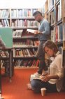 Cadres attentifs lecture livre dans la bibliothèque de bureau — Photo de stock
