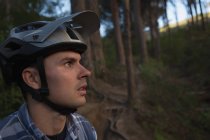 Junger Mann mit Helm schaut in Fahrspur — Stockfoto