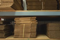 Sacos de papel dispostos em rack no armazém — Fotografia de Stock
