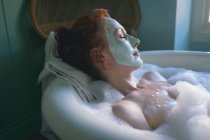 Жінка розслабляється у ванній кімнаті — стокове фото