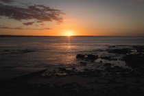Belo pôr do sol em uma praia — Fotografia de Stock