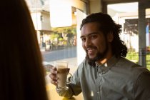 Молодий чоловік має каву в кафе — стокове фото