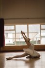 Балерина практикует балет в танцевальной студии — стоковое фото