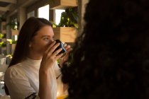 Frau beim Kaffee im Café — Stockfoto