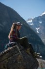 Coppia romantica seduta su una roccia vicino alla montagna — Foto stock