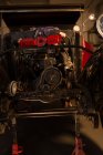 Gros plan du moteur de voiture vintage dans le garage — Photo de stock