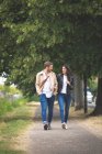 Coppia romantica che interagisce mentre cammina in strada — Foto stock