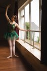 Балерина практикуючих балету танцю в студії танцю — стокове фото