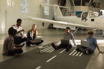 Männlicher Pilot bildet Kinder in Ausbildungsinstitut aus — Stockfoto