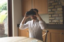 Man using virtual reality headset at home — Stock Photo