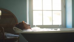 Frau badet im Badezimmer in Badewanne — Stockfoto