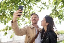 Romantisches Paar macht Selfie am Seeufer — Stockfoto