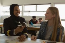 Piloto femenino enseñando sobre el modelo de dron a estudiante en el instituto de formación - foto de stock