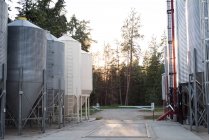 Impianto di biocarburante alla stazione di servizio bio in una giornata di sole — Foto stock