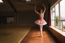 Beautiful ballerina practicing ballet dance in dance studio — Stock Photo
