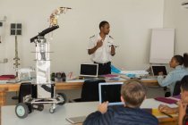 Piloto dando entrenamiento sobre el modelo de avión a los estudiantes en el instituto de entrenamiento - foto de stock