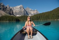 Жінка катається на човні в річці в сонячний день — стокове фото