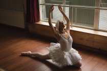 Балерина практикуючих балету танцю в студії танцю — стокове фото