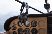 Nahaufnahme des Flugzeug-Headsets im Cockpit — Stockfoto