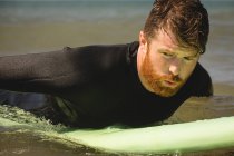 Primer plano del surf surfista en agua de mar - foto de stock