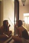 Junge Frau trägt Lippenstift zu Hause auf — Stockfoto