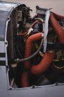 Крупним планом авіаційний двигун в аерокосмічному просторі біля ангара — стокове фото
