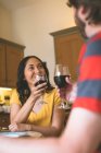 Romantisches Paar stößt zu Hause auf ein Glas Wein an — Stockfoto