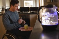 Homem com deficiência preparando café na cozinha em casa — Fotografia de Stock
